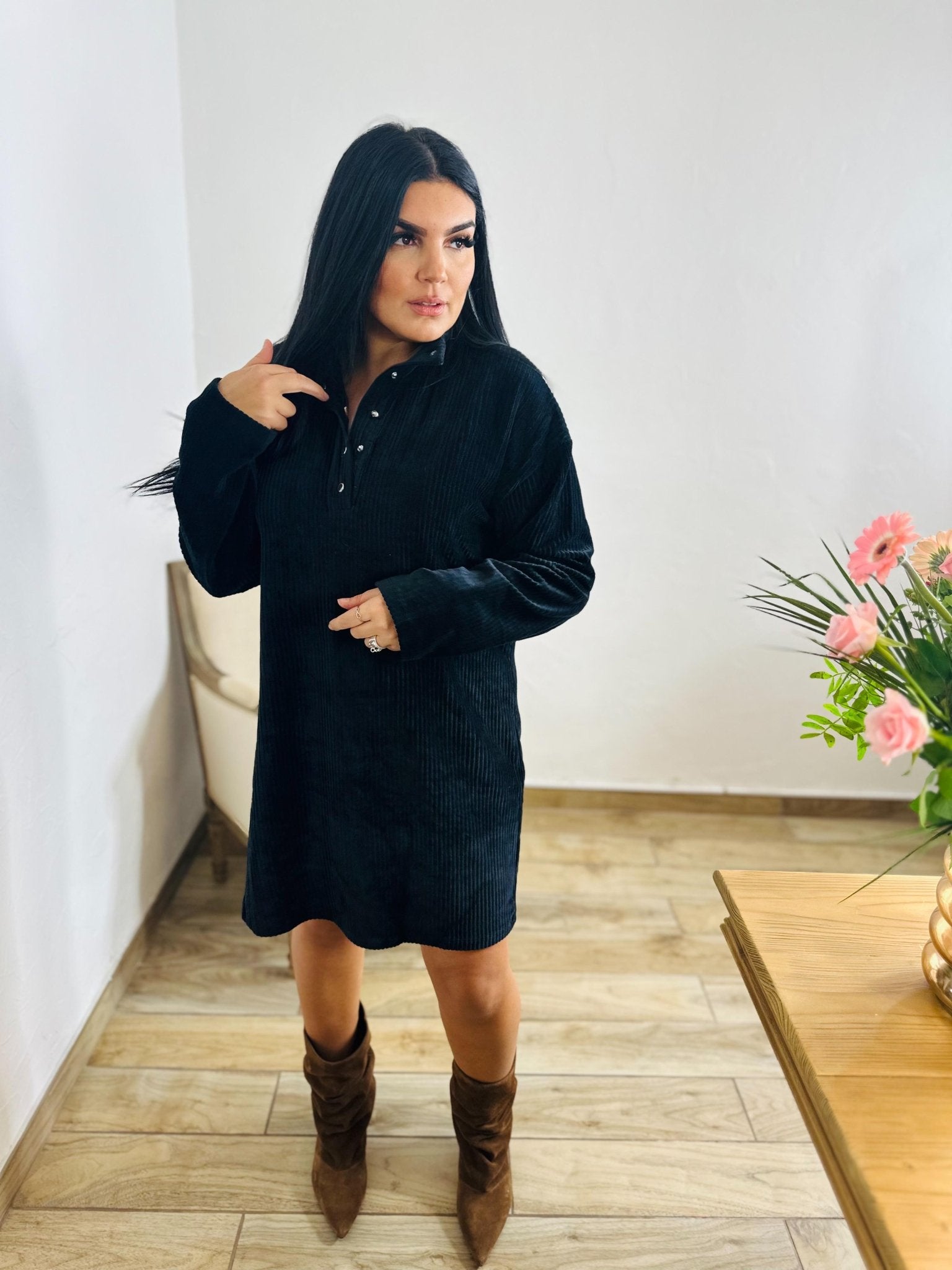 Robe Vila – Velours côtelé noir avec col à boutons-pression