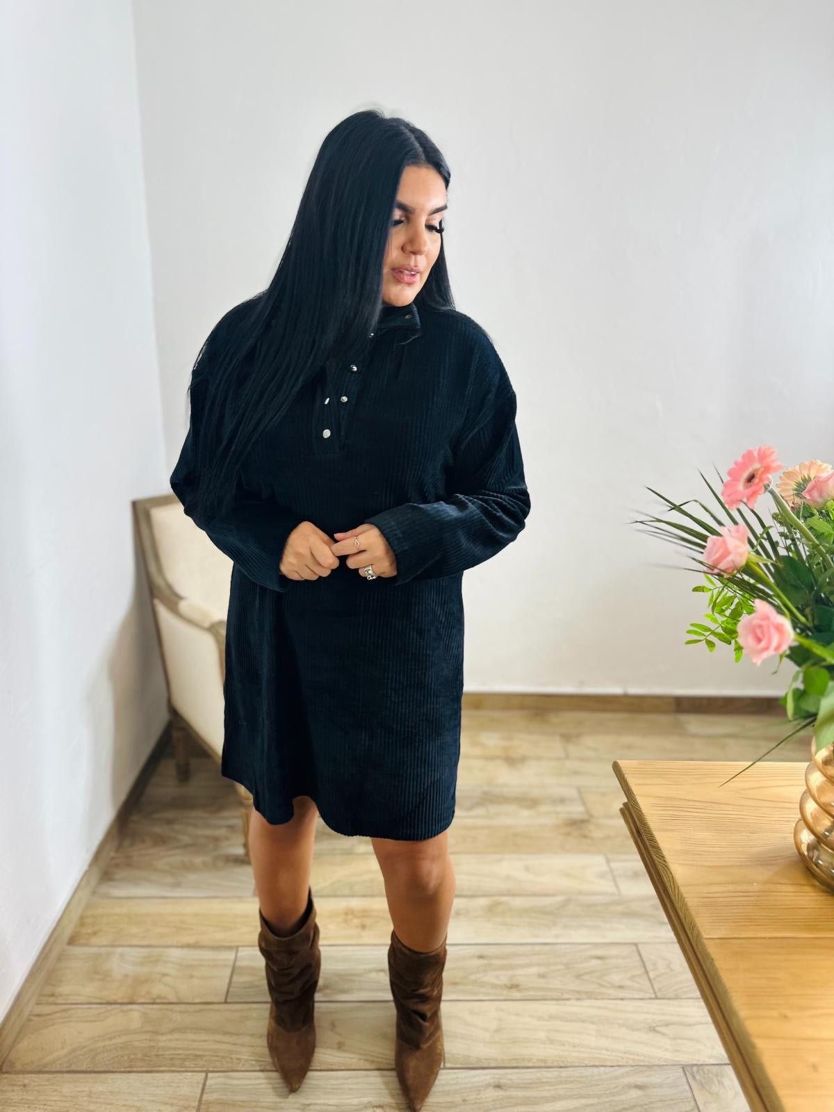 Robe Vila – Velours côtelé noir avec col à boutons-pression
