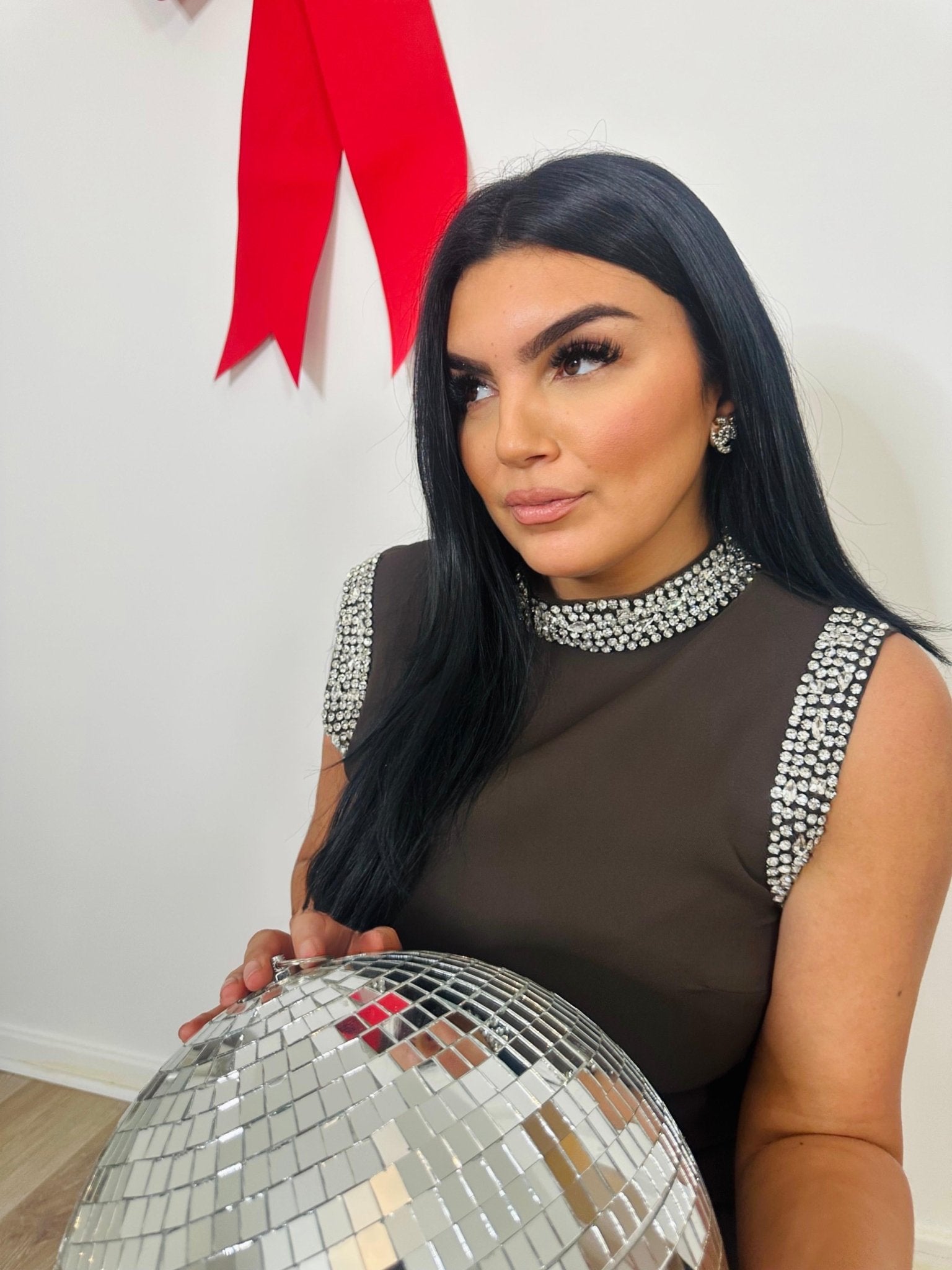 Robe courte marron à strass – col montant