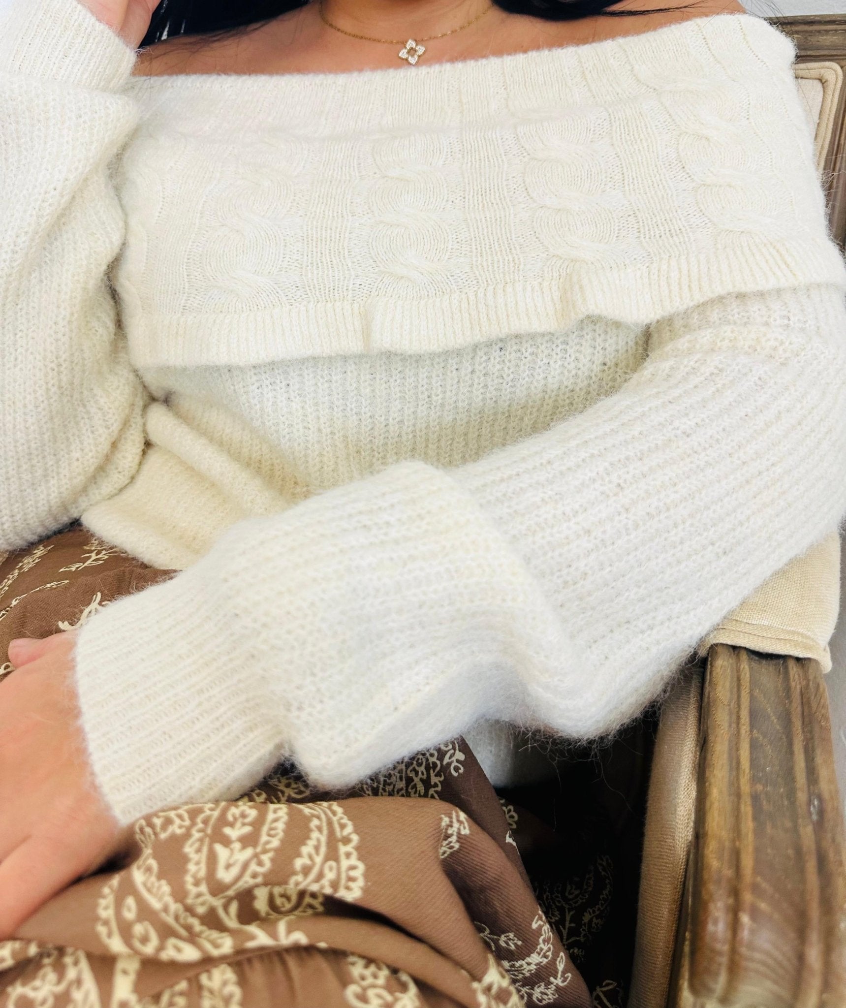 Pull écru épaules dénudées
