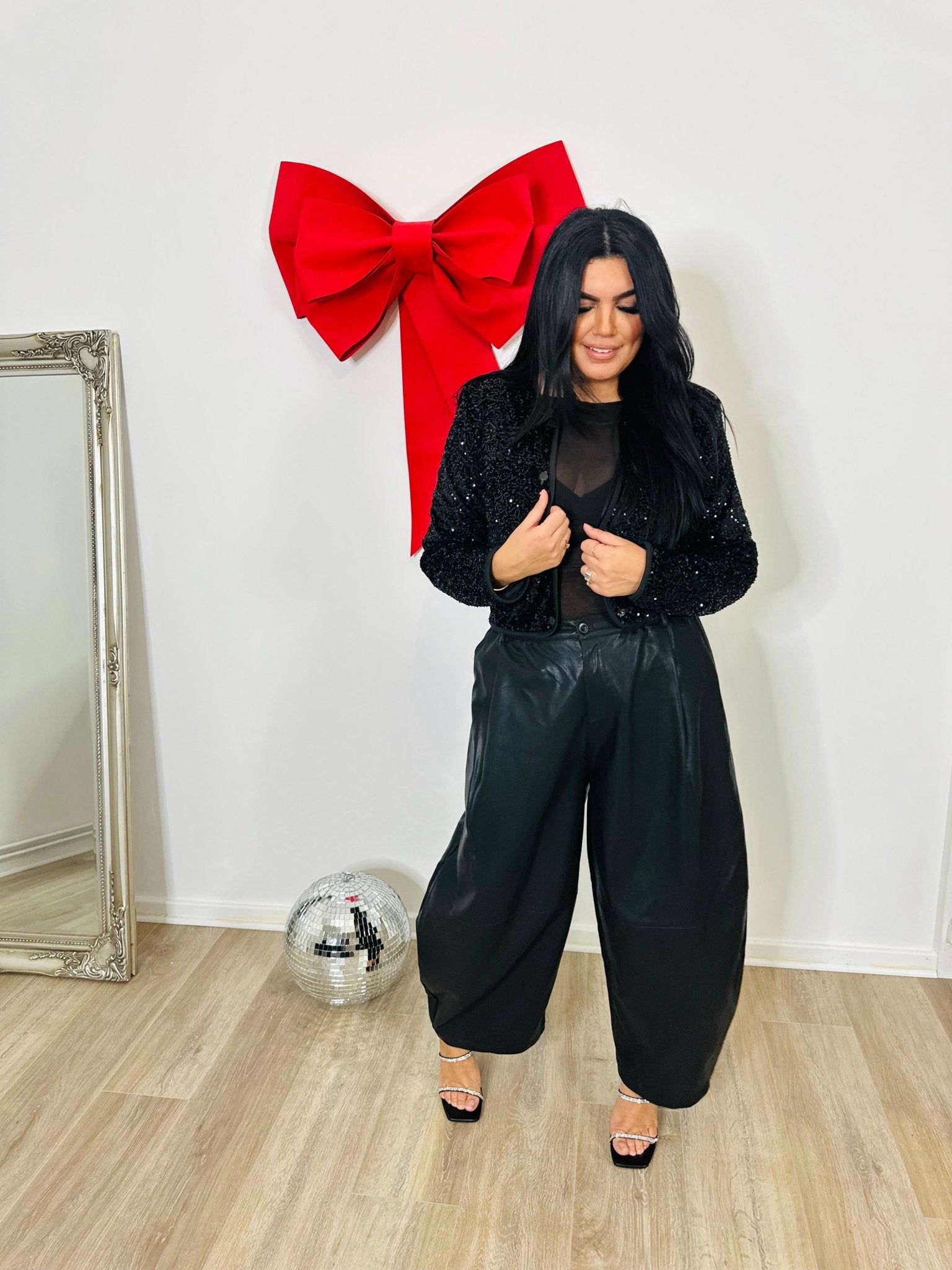 Veste Noire à Sequins – L’élégance qui fait briller vos soirées