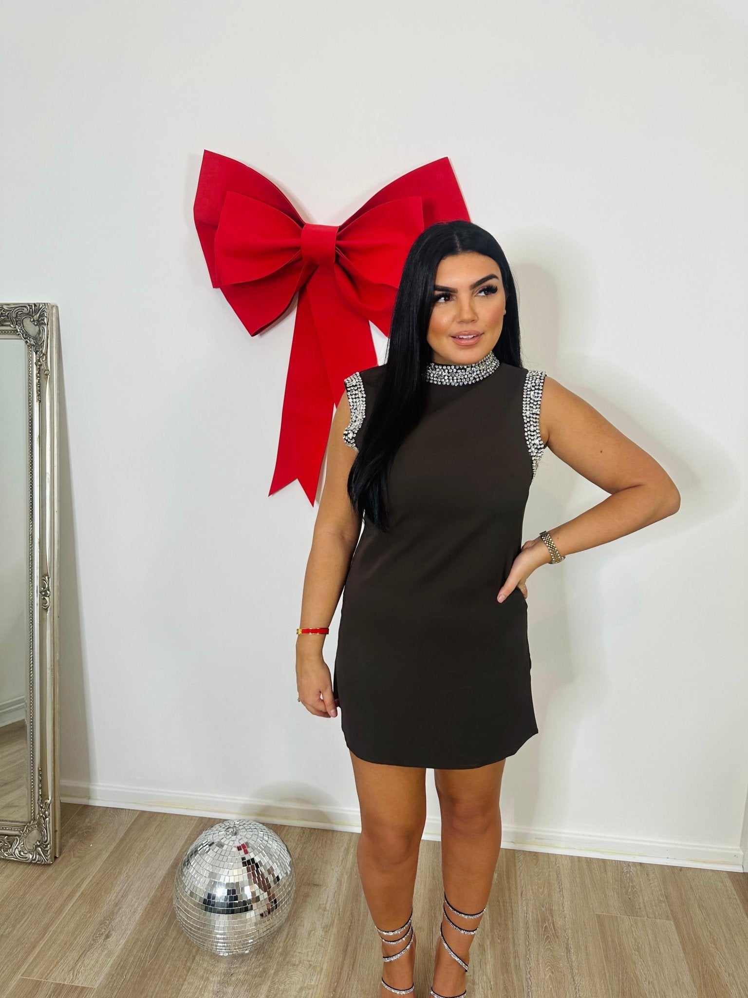 Robe courte marron à strass – col montant