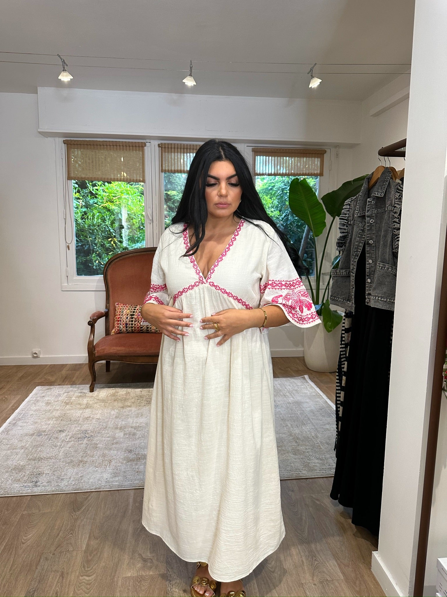 Robe longue bohème blanche aux détails brodés roses