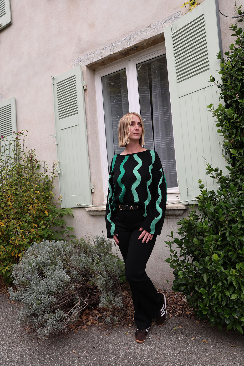 Pull noir à motifs graphique