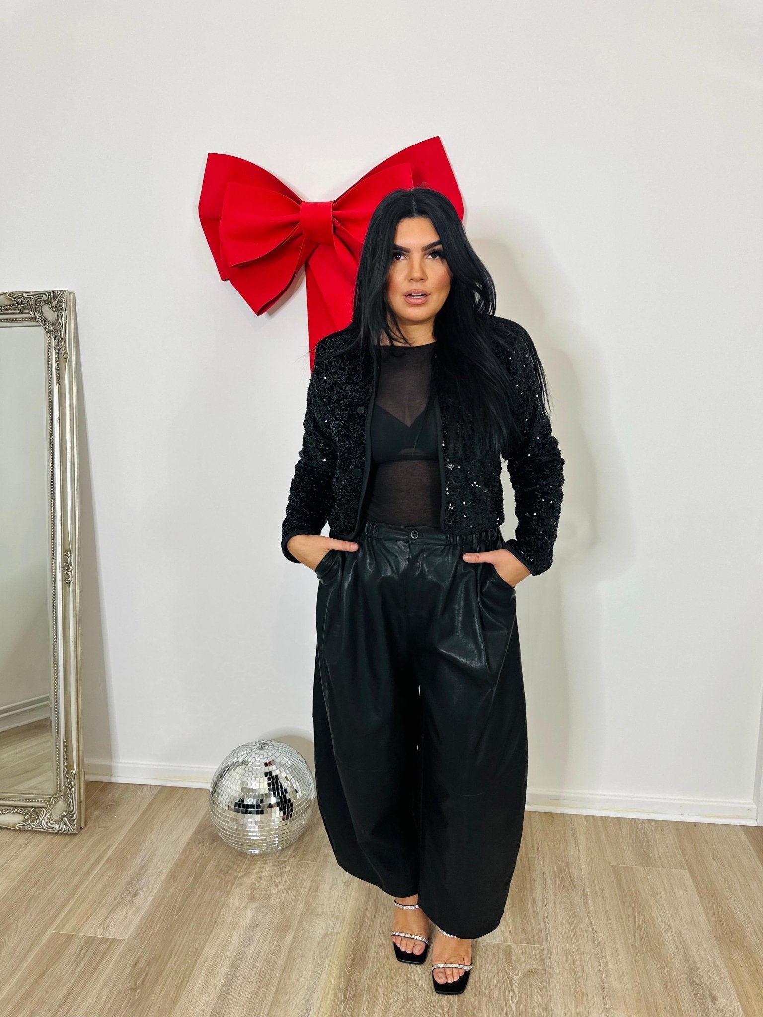 Veste Noire à Sequins – L’élégance qui fait briller vos soirées