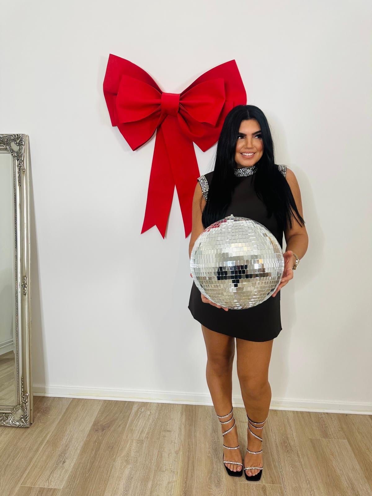 Robe courte marron à strass – col montant