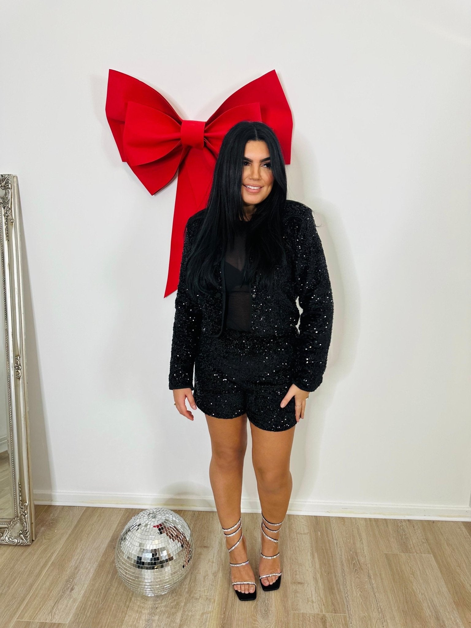 Veste Noire à Sequins – L’élégance qui fait briller vos soirées