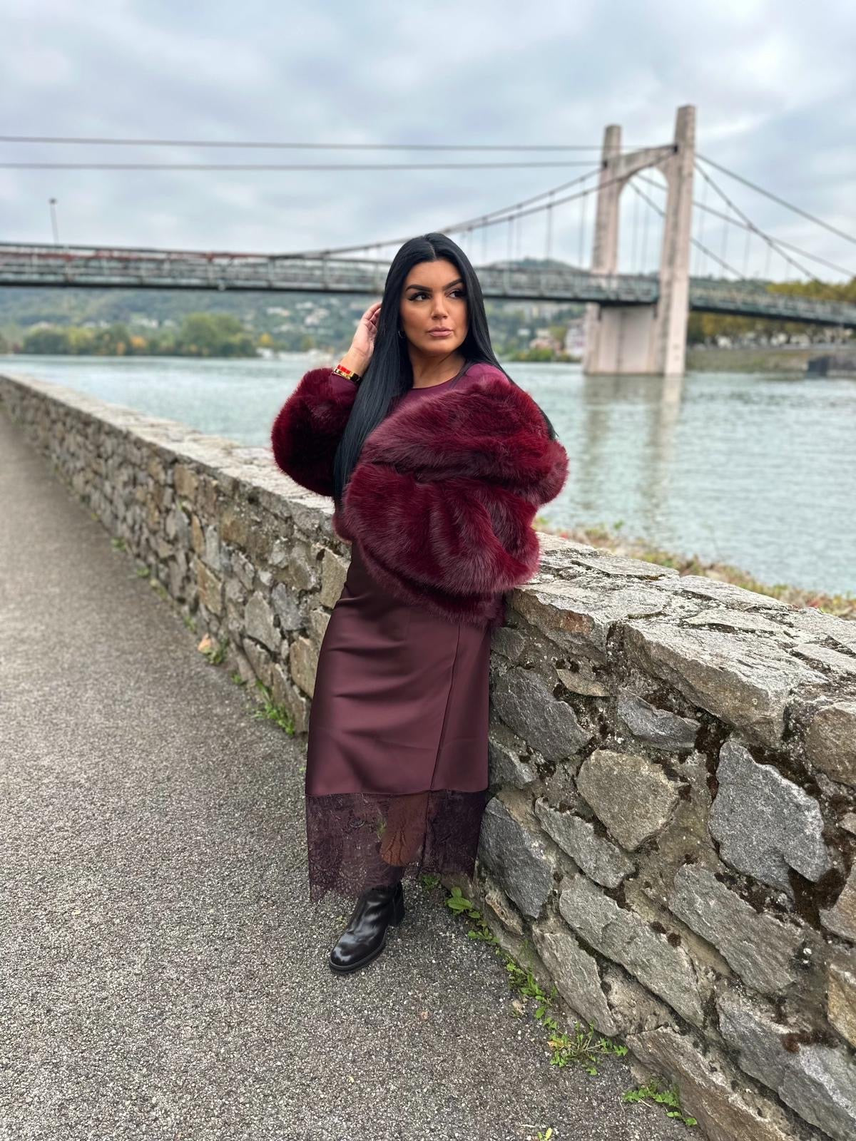 Veste fausse fourrure bordeaux avec capuche