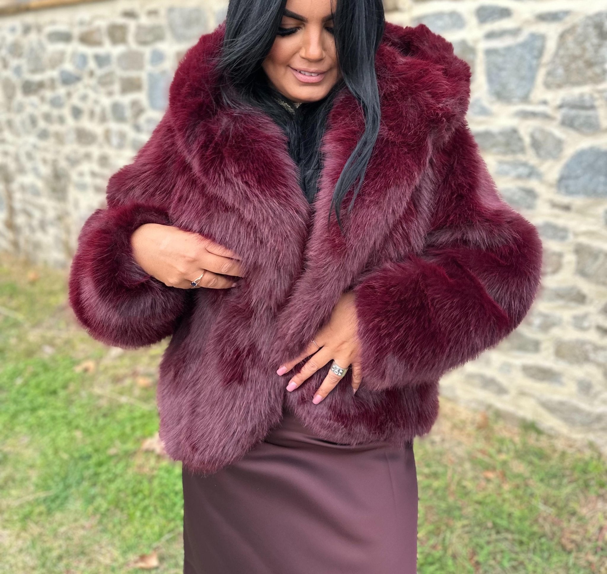 Veste fausse fourrure bordeaux avec capuche
