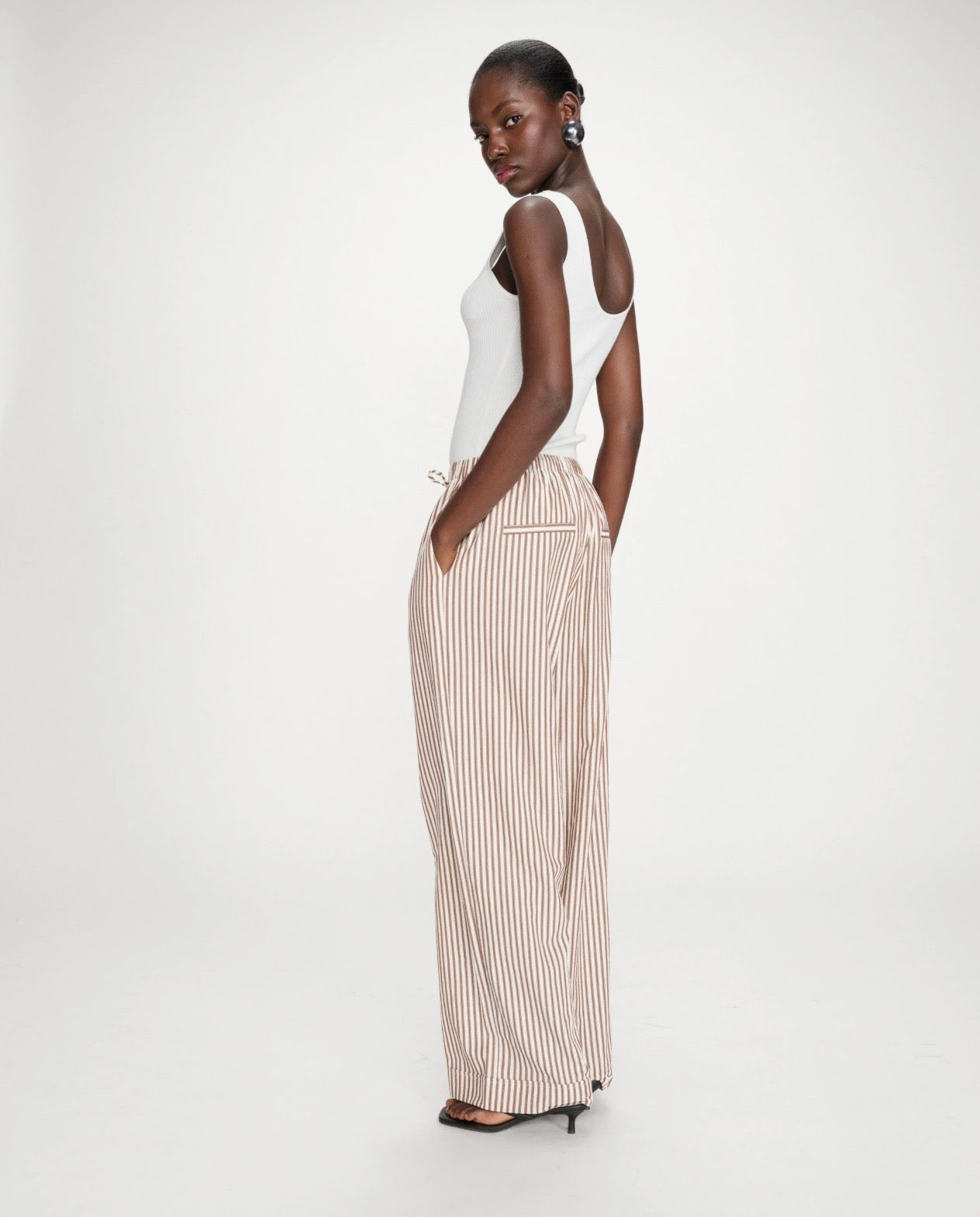 PANTALON À RAYURES LARGE TAILLE RÉGLABLE À CORDON MOCHA VOLUTE