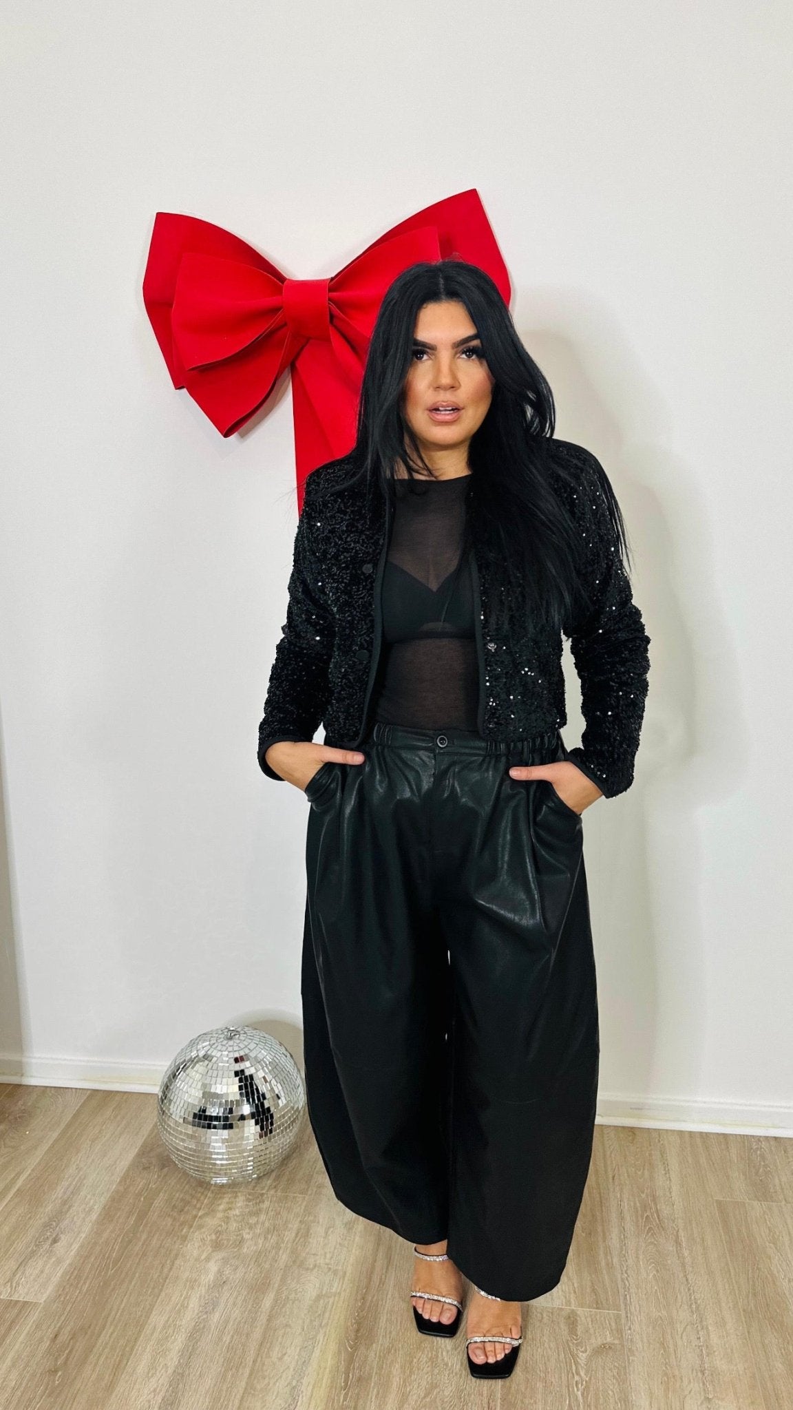 Veste Noire à Sequins – L’élégance qui fait briller vos soirées