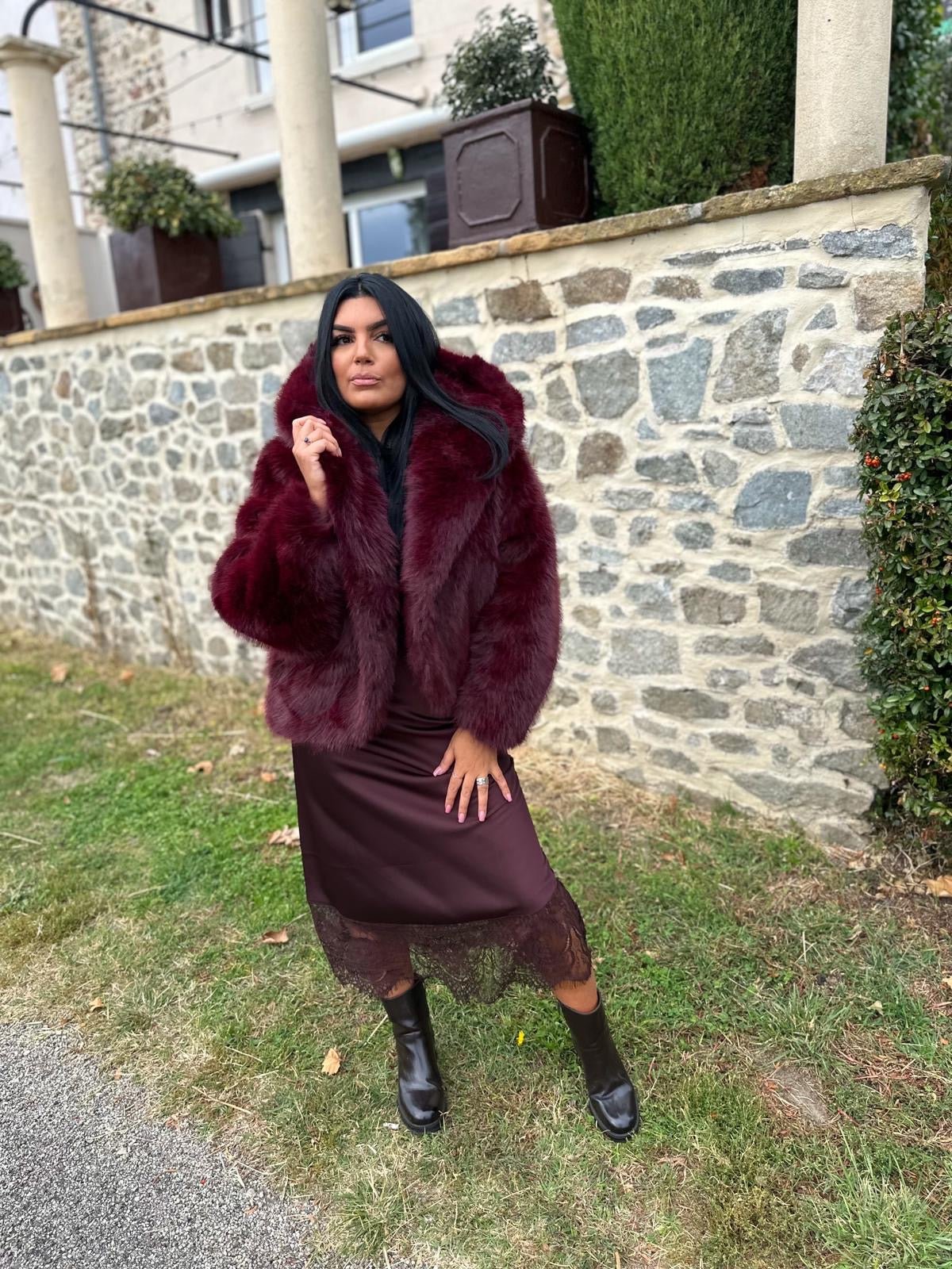 Veste fausse fourrure bordeaux avec capuche