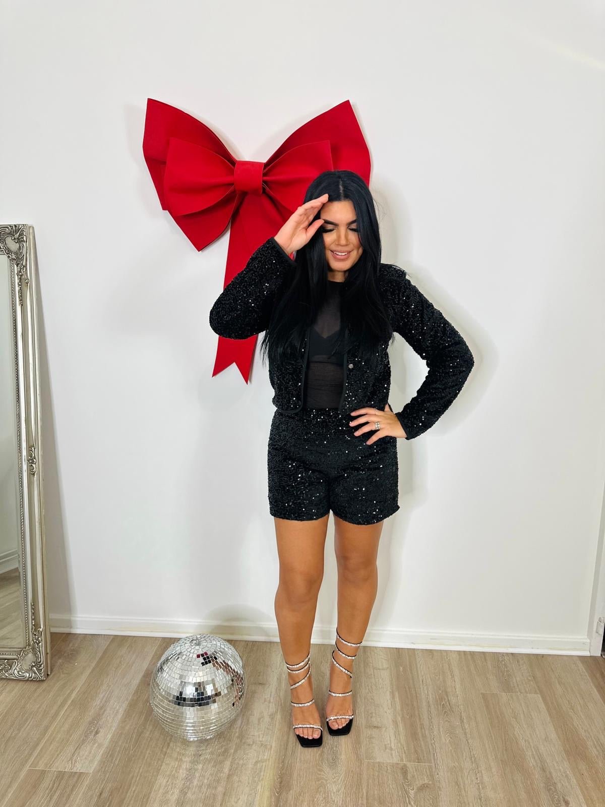 Veste Noire à Sequins – L’élégance qui fait briller vos soirées