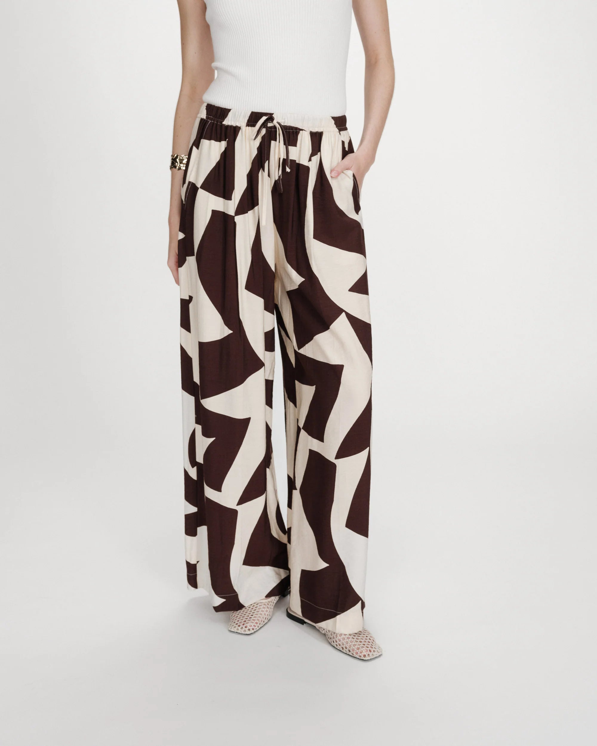 Pantalon large taille ajustable motif graphique chocolat